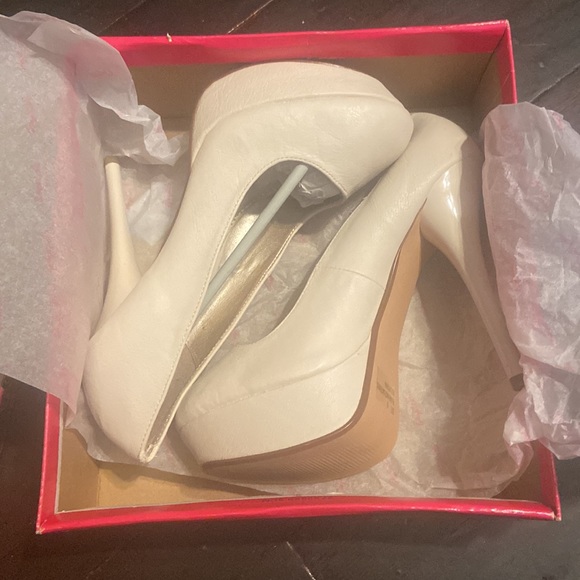 Qupid - cream/ivory platform heels Brand New never worn. - Picture 7 of 8